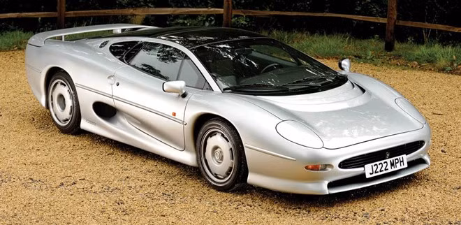Jaguar XJ220 ra mắt năm 1992 và được trang bị động cơ twin-turbo V6. Có tổng cộng 271 bản được sản xuất. Trong giai đoạn từ khi được sản xuất tới tận năm 2000, chiếc xe này luôn giữ kỷ lục tại đường đua Nurburgring.