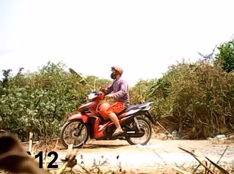 Nhanh chóng thu dọn quần áo rồi lên xe.