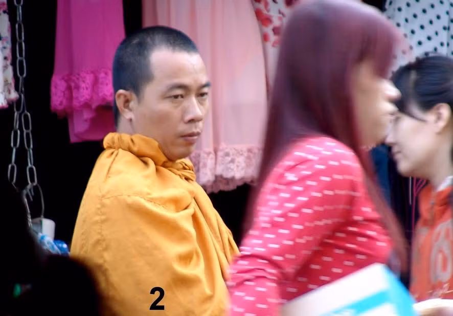 Từ 7h sáng, sư giả này đã có mặt ở chợ Kênh 19/5 (P.Bình Hưng Hòa, Q.Bình Tân) để khất thực.