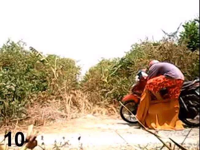 Sư giả tiến vào một con đường đất đá quanh co, cây cối um tùm ( thuộc tổ 12, ấp 2, xã Phạm Văn Hai, Bình Chánh), tấp xe vào bụi rậm, quan sát xung quanh đề phòng có người phát hiện. Thấy không có người qua lại, sư giả trút bỏ lộ bộ quần áo bình thường bên trong.