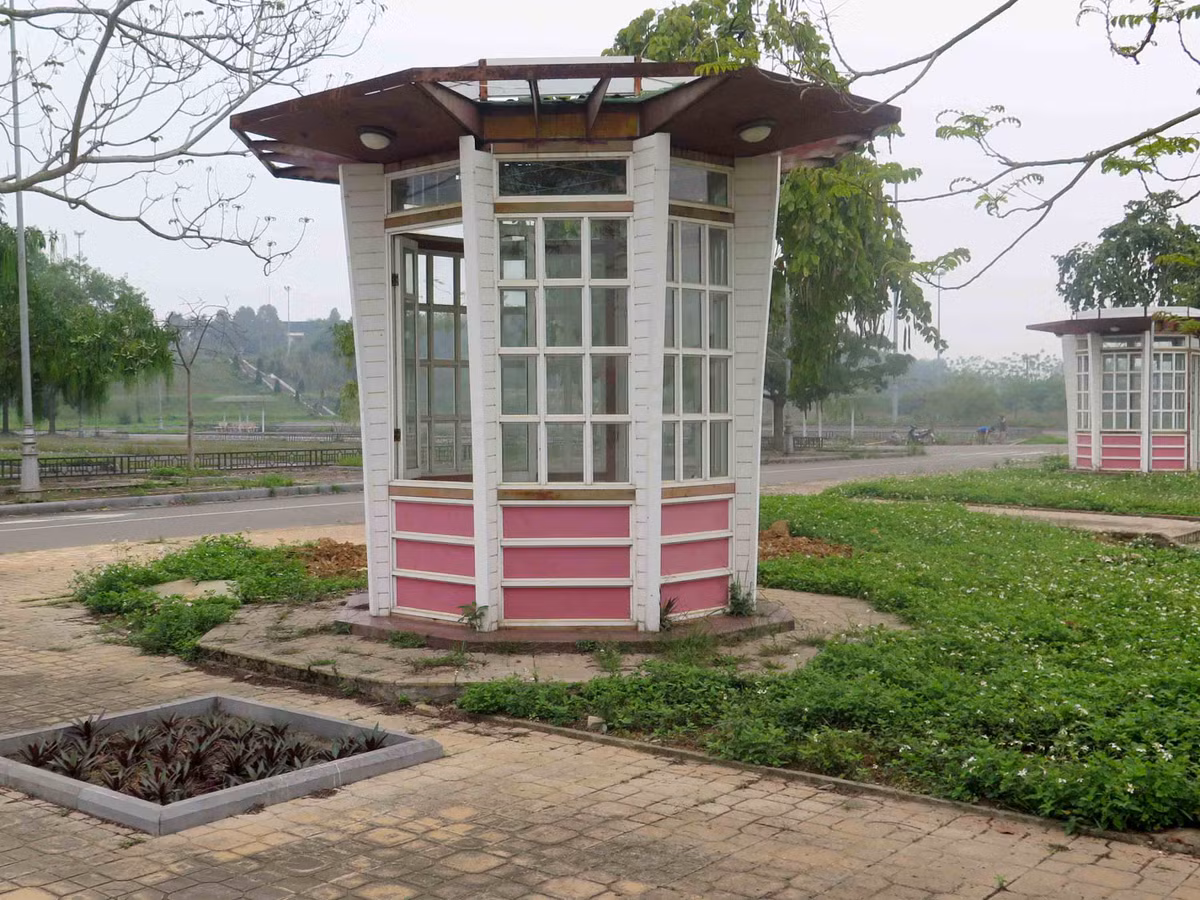 Những quầy thông tin không 1 bóng người hướng dẫn.