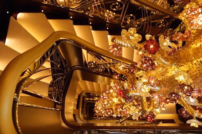 8. Siêu du thuyền Có giá 200 triệu, siêu du thuyền dành cho giới siêu giàu Solange được phủ lá vàng, thậm chí cả trên trần. Ngoài ra, du khách lên thuyền sẽ bị choáng ngợp bởi bức điêu khắc 5 tầng mạ vàng có tên gọi "The Tree of Life".