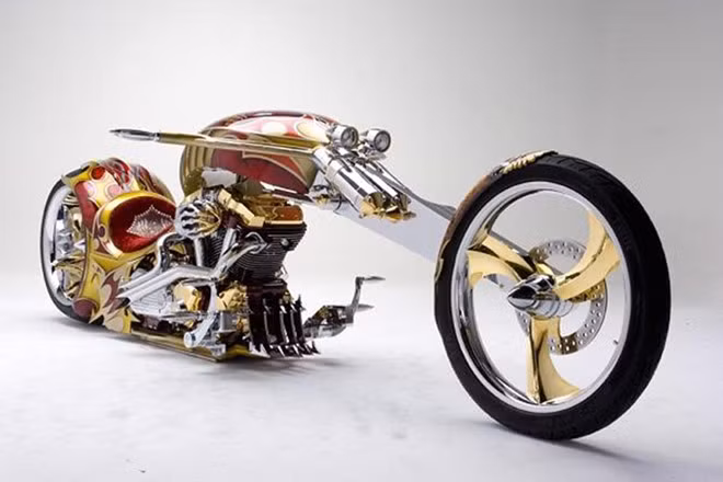 4. Môtô chopper mạ vàng Nhà thiết kế Nehmesis của hãng kim hoàn BMS Choppers tại Davie, Florida, Mỹ, đã mất tới 3.000 giờ để hoàn thành chiếc môtô chopper mạ vàng độc đáo này. Với giá 25.000 USD, đây là một trong những chiếc xe đắt nhất thế giới.