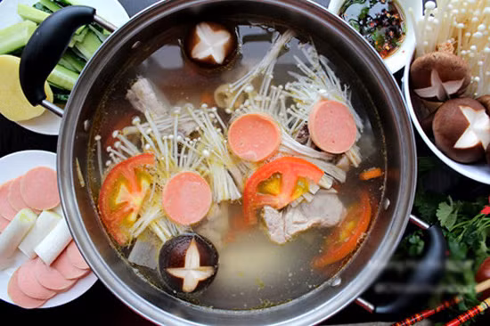 Xem. Khi nước lẩu được mang lên, bạn có thể quan sát màu sắc nước dùng. Nếu nước lẩu màu đỏ hồng, chắc chắn có chất phụ gia, bởi nước lẩu được ninh theo phương pháp truyền thống dù cho bao nhiều ớt cũng không đỏ được như vậy.