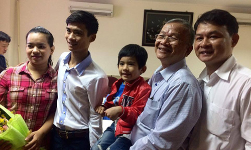 Cuu song tre bi thanh sat dam thung tim, phoi