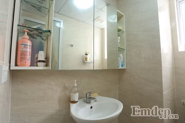 Tuy phòng tắm không rộng rãi nhưng cách lựa chọn nội thất và màu sắc giúp không gian này trở nên sang trọng và thông thoáng một cách bất ngờ giúp căn phòng rộng hơn nhiều so với diện tích thực.