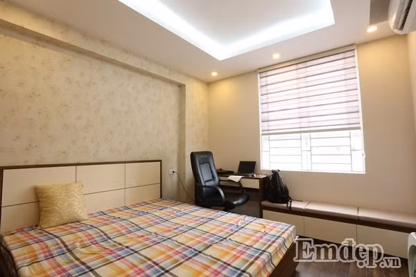 Phòng ngủ dành cho vợ chồng trẻ được bố trí hài hòa, đơn giản với giường, tủ, góc làm việc nhỏ và ghế ngồi ngay dưới cửa sổ.