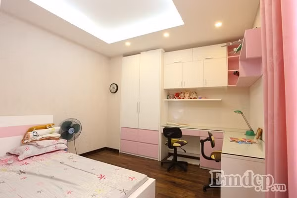 Phòng ngủ cho hai con gái Không gian cho hai cô công chúa nhỏ được KTS thiết kế vô cùng ngọt ngào, đáng yêu với gam màu hồng nhạt và trắng làm chủ đạo. Căn phòng được bố trí bao gồm phòng tắm ngay cửa ra vào, giường ngủ, đối diện là bàn học, tủ quần áo và giá sách.
