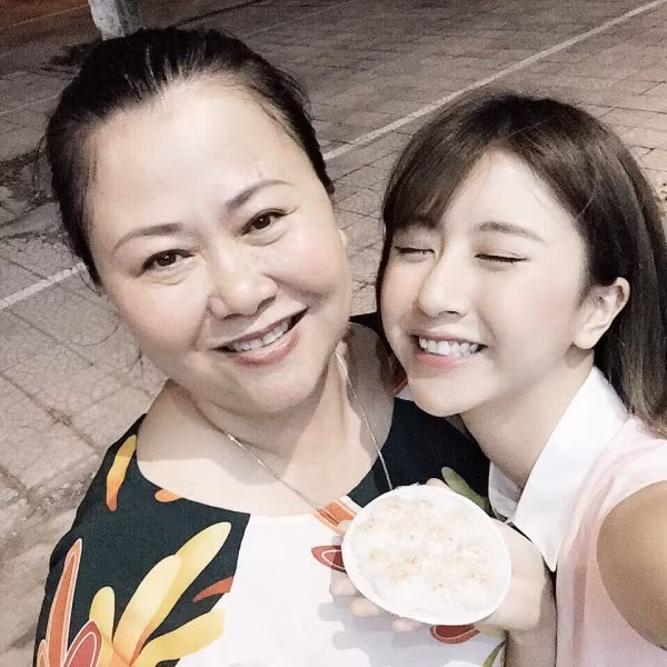 Mẹ hot girl Quỳnh Anh Shyn sở hữu gương mặt phúc hậu, nụ cười thánh thiện.