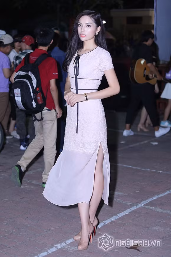 Hoa hậu Việt Nam 2014 được các bạn sinh viên hết sức yêu quí nên dù bận lịch từ trước, cô vẫn thu xếp để tham dự chương trình.