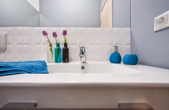 Màu sắc của vật dụng được chọn những gam khá đậm để tạo nên sự tương phản màu sắc vô cùng thú vị cho căn phòng này.