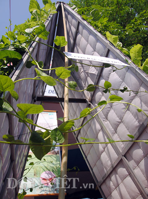 Theo những người thực hiện mô hình, chỉ cần tốn 336.000 đồng để sản xuất một bộ dụng cụ vườn treo dạng này và trồng được 180 cây rau. Vì vườn treo này được dựng gần như thẳng đứng trong không gian nên không chiếm nhiều diện tích, rất phù hợp với các diện tích nhỏ hẹp như ban công, sân thượng. Một ban công nhỏ hẹp có thể đặt được 2 vườn treo, cung cấp đủ rau sạch ăn hàng ngày cho gia đình 5-7 người.