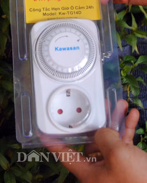 Đồng hồ hẹn giờ sử dụng cho vườn treo giúp người trồng có thể đặt lịch tưới nước và chất dinh dưỡng tự động hàng ngày.