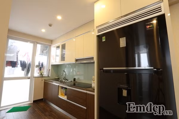 Bếp Nối liền không gian phòng khách là không gian bếp. Khoảng giữa hai không gian KTS tận dụng đặt máy lọc nước và tủ lạnh cỡ lớn bao thạch cao giấu tường.