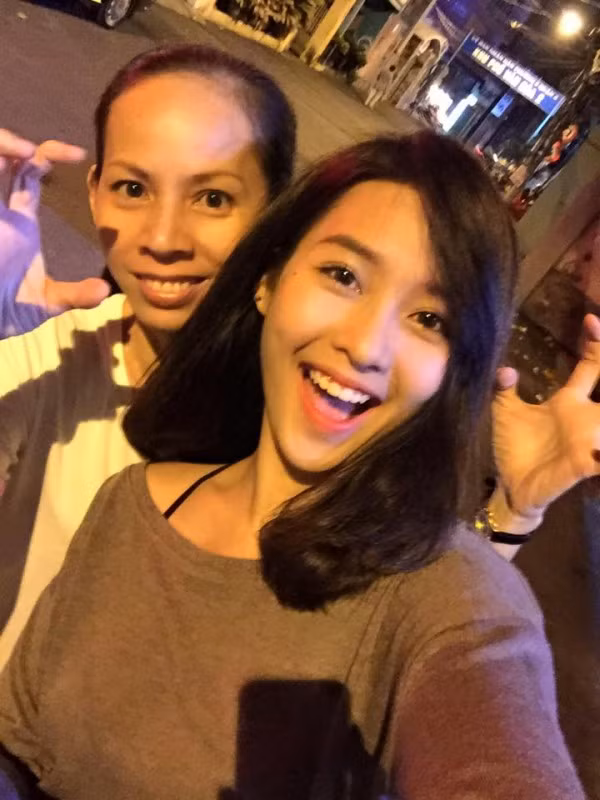 Khả Ngân và khoảnh khắc nhí nhố bên mẹ yêu.