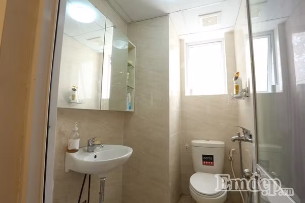 Phòng tắm Do phòng tắm chung của căn hộ nằm ở giữa nhà, lại có diện tích khiêm tốn, chưa đến 5m2 nên KTS đã khéo léo giấu bình nóng lạnh ở trên trần nhà, sử dụng thêm tủ gương vừa giúp đựng đồ tiện lợi, vừa tạo ảo giác không gian rộng cho chủ nhân khi sử dụng.