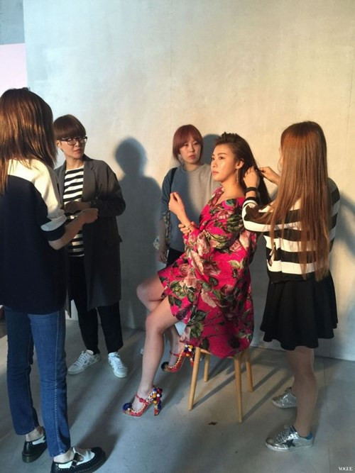 Những bức ảnh hậu trường của buổi chụp hình không qua chỉnh sửa photoshop cho thấy vẻ đẹp tự nhiên của mỹ nhân Hàn Quốc Ha Ji Won.