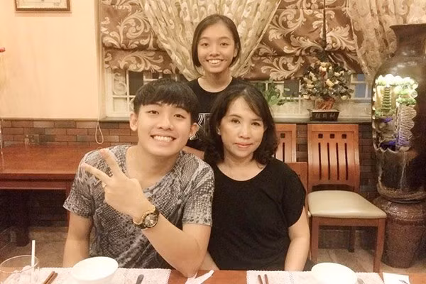 Phở Đặc Biệt nở nụ cười hạnh phúc bên mẹ và em gái.