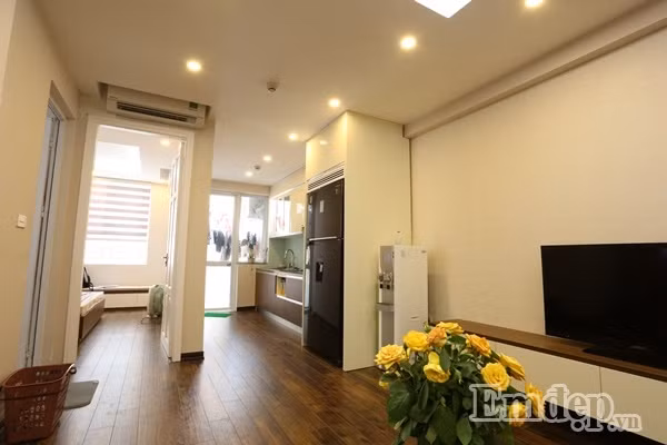 Điều bất cập trong căn hộ chung cư này là không có không gian dành cho phòng ăn. Vì vậy, gia chủ buộc phải tận dụng khoảng trống dưới sàn phòng khách là nơi ăn uống. Điều này gây bất tiện khi nhà có khách ghé chơi.