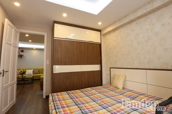 Phòng ngủ cho bố mẹ Để biến không gian thành nơi nghỉ ngơi, thư giãn và làm việc theo nguyện vọng của gia chủ, KTS sử dụng gam màu sáng, dịu mát làm chủ đạo cho sơn và giấy dán tường.