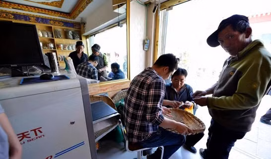 Tùy thuộc vào kích cỡ và chất lượng, giá mỗi con ở đây là 25 tới 35 nhân dân tệ. Giá mỗi kg đông trùng hạ thảo là 40.000 nhân dân tệ. Nhưng nếu mang hàng tới những nơi khác, người ta có thể bán chúng với giá 360.000 nhân dân tệ/kg, nghĩa là đắt hơn 1 kg vàng và cao gấp 9 lần so với giá ở Lhasa.