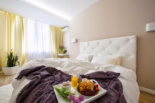 Rèm cửa sổ cũng được lựa chọn cùng tông màu với giường để mang đến nét mềm mại, thanh thoát cho không gian. Điểm nhấn từ lọ hoa ở bên cửa sổ cùng tấm chăn mỏng trên giường đủ để khơi dậy nét đẹp yên bình, dịu ngọt cho không gian.