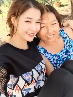 Kỳ Hân đã kịp gửi lời cảm ơn đến mẹ trong ngày đặc biệt.