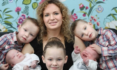 Bà mẹ hạnh phúc với 5 đứa con.