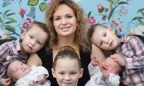 Bà mẹ hạnh phúc với 5 đứa con. Bà mẹ hạnh phúc với 5 đứa con.