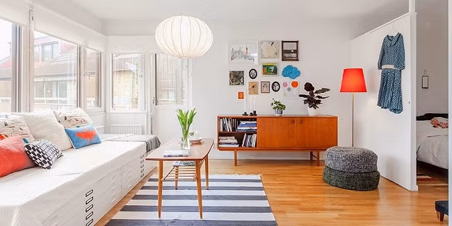 Những nội thất, vật dụng trang trí được thiết kế theo phong cách Retro như tủ đựng sách, thảm trải sàn, đèn treo trần, bàn trà hay ghế làm việc...