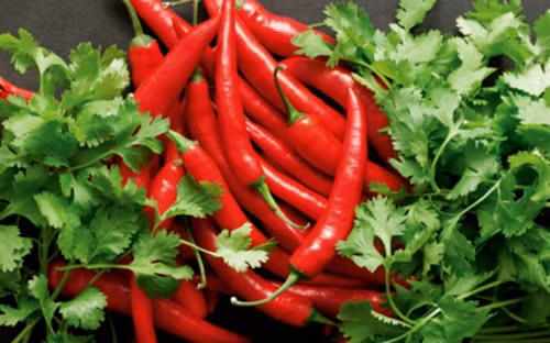 Thực phẩm cay: Ăn quá nhiều thực phẩm cay sẽ khiến cơ thể bị nóng, mồ hôi tiết ra nhiều làm da nổi mụn. Vì thế, để có một làn da khỏe mạnh và tránh mụn, bạn nên hạn chế thực phẩm cay, nóng.