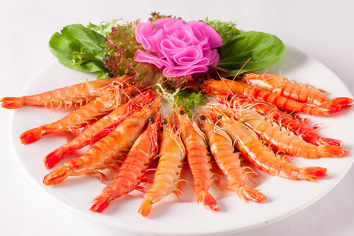 Tôm: Tôm chứa chất gây dị ứng, gây ra mụn và phát ban trên da. Mặt khác, tôm còn chứa hàm lượng cao chất iốt, càng không tốt cho da. Vỏ tôm có thể kích hoạt các điều kiện của mụn trứng cá.