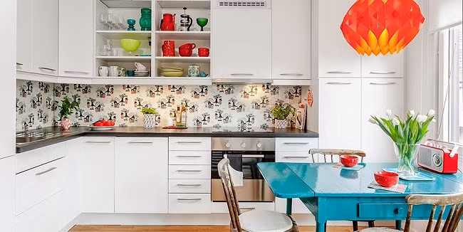 Nét đẹp tinh tế của không gian từ những vật dụng, phụ kiện khá nhỏ, đó chính là sự kết nối màu nhấn nổi bật với cam và đỏ.