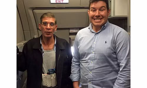 Seif Eldin Mustafa (phải) đứng cạnh Ben Innes.