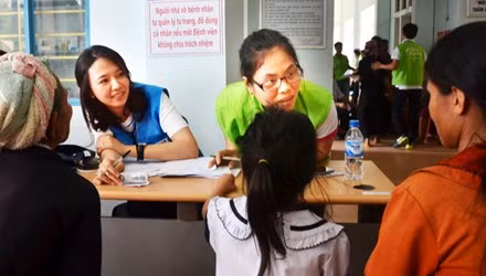 Nữ y tá Park Mi Joo (bên trái) đang nghe phiên dịch hỏi về tình trạng sức khỏe của đồng bào huyện Minh Long. Ảnh: L.V.C.