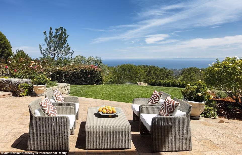 Sân chơi gần phòng khách là nơi gia đình và bạn bè của Jeff quân quần.