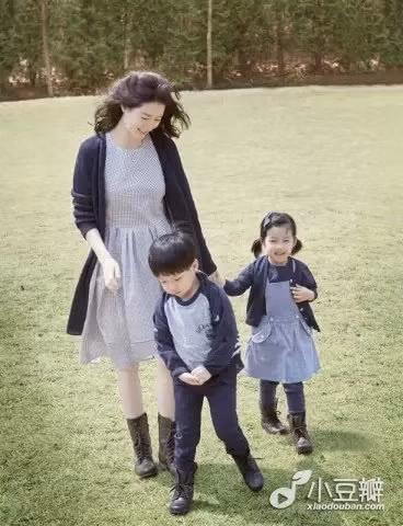 Nữ diễn viên 45 tuổi vui đùa cùng các con.