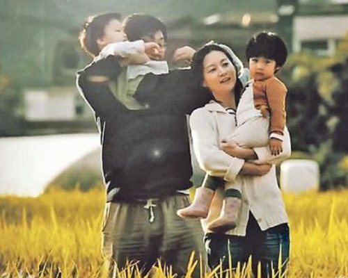 Biệt thự của gia đình Lee Young Ae có diện tích khoảng 330m2, bao gồm 2 tầng, mỗi tầng rộng 180m2, được xây trên diện tích 1.322m2 với khuôn viên xanh, thảm cỏ trải rộng và cây cối bao quanh. Ngay cạnh nhà là khu vườn nhỏ để nữ diễn viên 45 tuổi cùng 2 con "vui thú điền viên". Bản thân Lee Young Ae là người đặc biệt thích làm vườn, vì vậy mỗi lúc rảnh cô lại cùng các con chăm sóc cây cối và trồng rau.