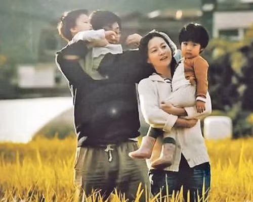 Biệt thự của gia đình Lee Young Ae có diện tích khoảng 330m2, bao gồm 2 tầng, mỗi tầng rộng 180m2, được xây trên diện tích 1.322m2 với khuôn viên xanh, thảm cỏ trải rộng và cây cối bao quanh. Ngay cạnh nhà là khu vườn nhỏ để nữ diễn viên 45 tuổi cùng 2 con "vui thú điền viên". Bản thân Lee Young Ae là người đặc biệt thích làm vườn, vì vậy mỗi lúc rảnh cô lại cùng các con chăm sóc cây cối và trồng rau.