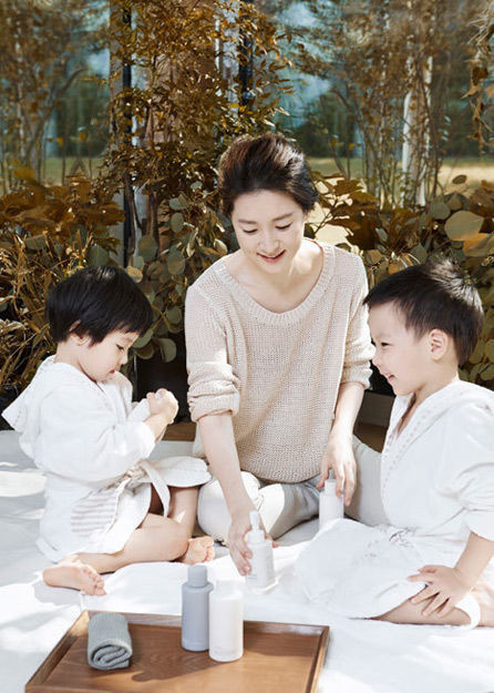 Trong một bài phỏng vấn cách đây không lâu, Lee Young Ae có nhắc đến biệt thự đắt đỏ mà gia đình cô mới chuyển về. Nữ diễn viên tiết lộ diện tích của cơ ngơi này là 180m2, là nơi sinh sống của hai vợ chồng cùng cặp song sinh và hơn 20 nhân viên giúp việc, người làm vườn.