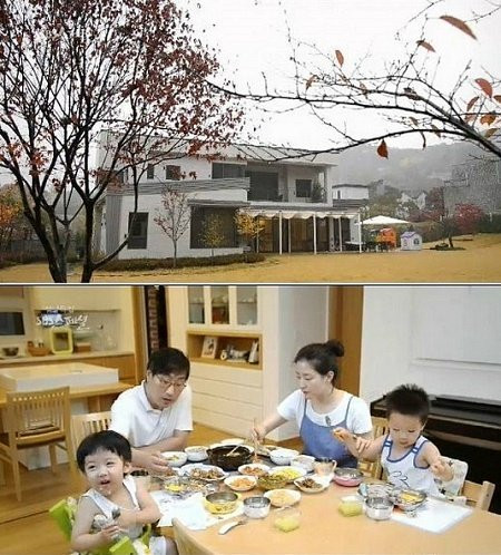 Một chương trình thực tế trên kênh TvN của Hàn Quốc mới đây đã bật mí thông tin và hình ảnh cuộc sống điền viên của các ngôi sao giải trí, trong đó có đề cập đến căn biệt thự cao cấp của Lee Young Ae tại huyện Yangpyeing, tỉnh Gyonggi, cách thủ đô Seoul gần 1 tiếng chạy xe.