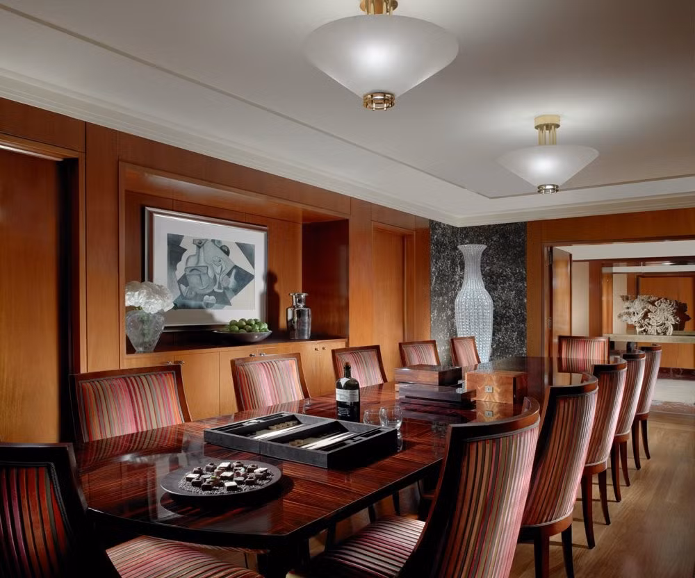 Khách sạn sang trọng này có phòng họp và trung tâm thể thao cho du khách, nhưng khu phòng Royal Penthouse có phòng họp kiểu hoàng gia và phòng tập, thang máy và xe limo riêng.