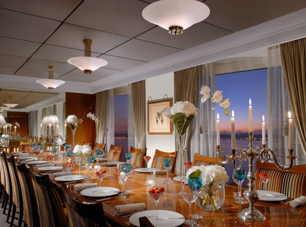 Khu phòng có diện tích gần 1.700 m2, trải rộng trên tầng 8, với 4 phòng ngủ, nhiều phòng khách, một thư viện, một phòng ăn 26 ghế có đầu bếp và phục vụ riêng.