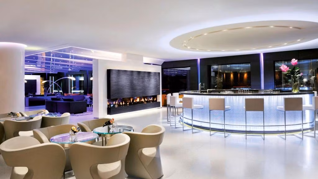 Khách sạn đánh giá khu phòng Royal Penthouse là “phòng khách sạn lớn và sang trọng nhất trên toàn thế giới”. Tất nhiên, những ai muốn ở đây không thể đặt phòng qua mạng và chỉ biết giá chính xác khi liên hệ trực tiếp với khách sạn.