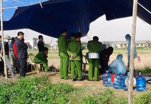 Cơ quan công an đang khai quật mộ cụ H. để khám nghiệm tử thi.