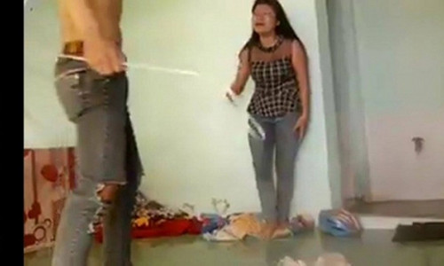 Người thanh niên tàn nhẫn dùng dây thép quất vào người vợ (Ảnh cắt clip).