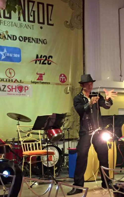 Một tiết mục biểu diễn cho dòng điện chạy qua cơ thể.