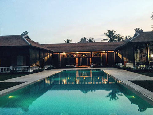 Căn biệt thự triệu đô của Trang Lạ nằm ở quận 9, rộng vài trăm mét vuông, có một bể bơi khá rộng nằm ngay trước gian nhà chính.