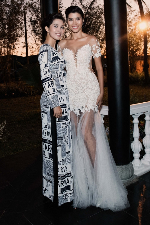 Buổi tiệc cưới được tổ chức theo phong cách phương Tây, diễn ra bên hồ bơi trong khuôn viên nhà với sự tham dự của khách mời đa số là người nước ngoài, bạn bè của chú rể.