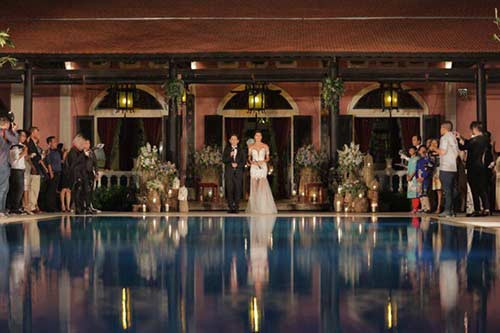 Đám cưới siêu mẫu cá tính được tổ chức ngay trước hồ, cặp đôi bước ra chào quan khách trong ánh sáng lung linh, huyền ảo khiến không khí đám cưới đậm màu cổ tích.